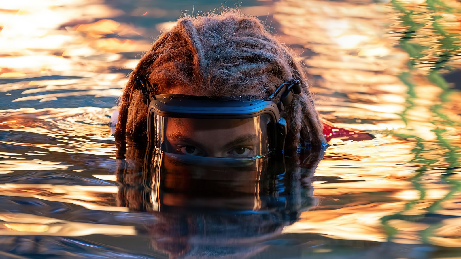 Il y a une personne avec des dreadlocks et un masque dans l'eau (miles socorro, avatar le chemin de leau, film, 2022)