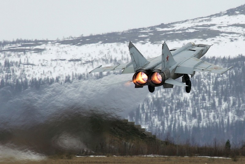 Истребитель, летящий в воздухе с горой на заднем плане (самолёт, военный самолёт, воздушные силы, истребитель, авиация)