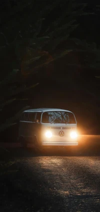 Furgoneta Volkswagen vintage iluminada en un entorno nocturno sereno