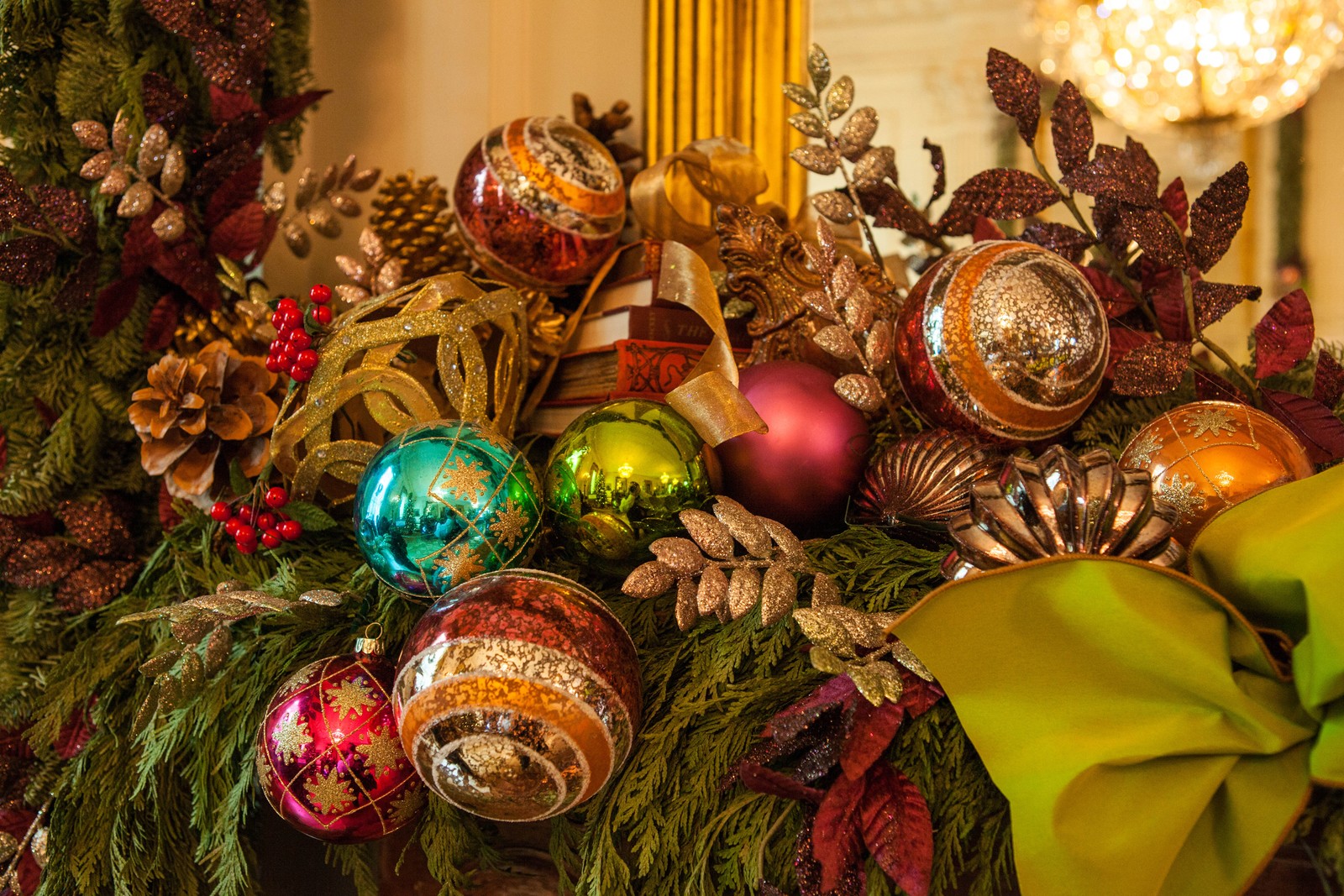 Il y a une couronne de noël avec des ornements et des nœuds sur la cheminée (nouvel an, ornement de noël, vacances, noël, décoration de noël)