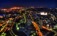 Nächtliche Stadtlandschaft des Tokyo Towers, der die urbane Metropole erleuchtet