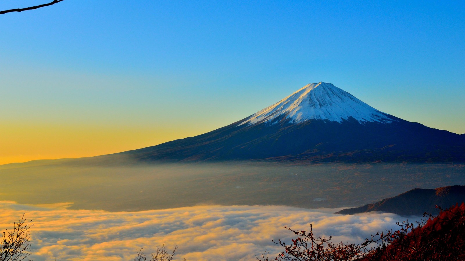 Vista de una montaña con un pico cubierto de nieve a lo lejos. (monte fuji, volcán, montañas, paisaje, escenario)