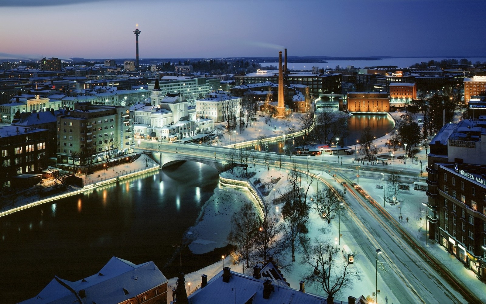 Uma vista de uma cidade com uma ponte sobre um rio. (helsinque, helsinki, paisagem urbana, área urbana, cidade)