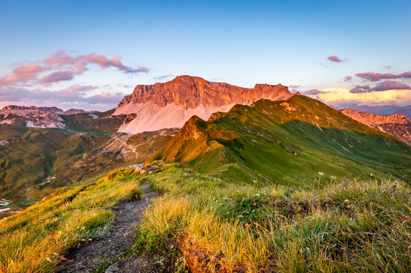 Горная тропа в горах с красивым закатом (jägglisch horn, швейцария, горный перевал, сельская местность, на улице)