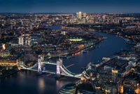 Puente de la Torre iluminado con vista al río Támesis por la noche