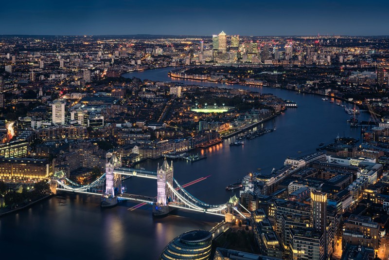 Арафед вид города ночью с мостом и рекой (tower bridge, городской пейзаж, город, городская территория, метрополия)