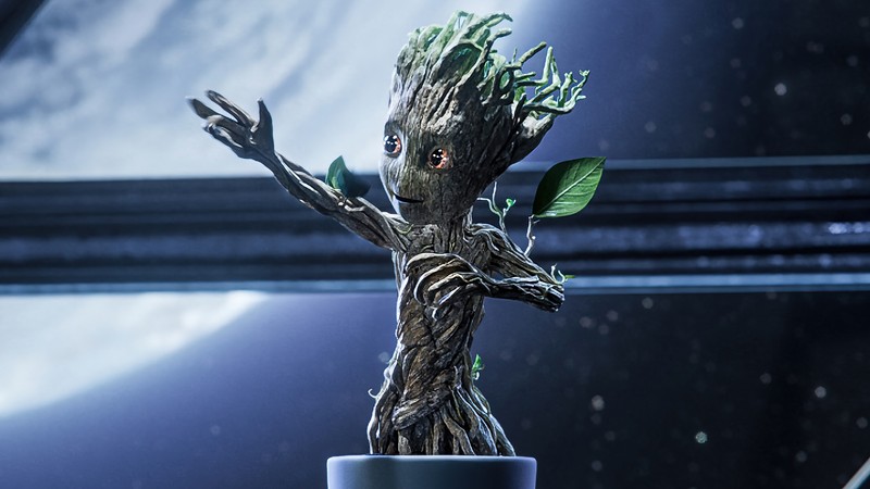 На столе сидит маленький грутер (я грут, i am groot, marvel, дисней плюс, disney plus)