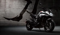 Sleek Suzuki GSX S1000S Katana contre un fond de graffiti audacieux