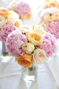 Arrangement floral élégant de roses de jardin et de pivoines pour les mariages