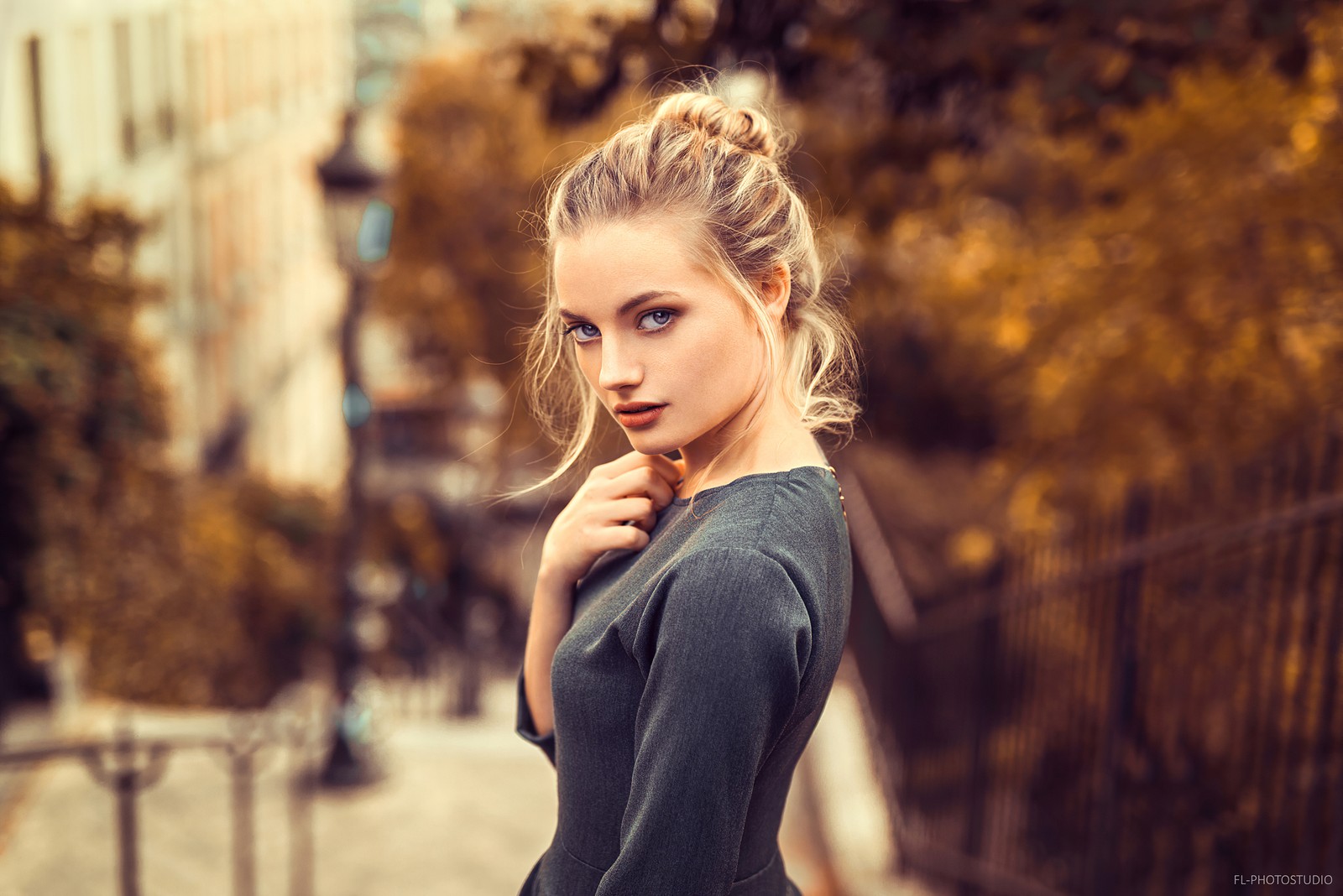 Femme arabe avec une queue de cheval en robe noire posant pour une photo (portrait, cheveux, beauté, blond, lèvre)