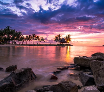 Paraíso tropical ao pôr do sol: praia serena com palmeiras e ondas do oceano calmas