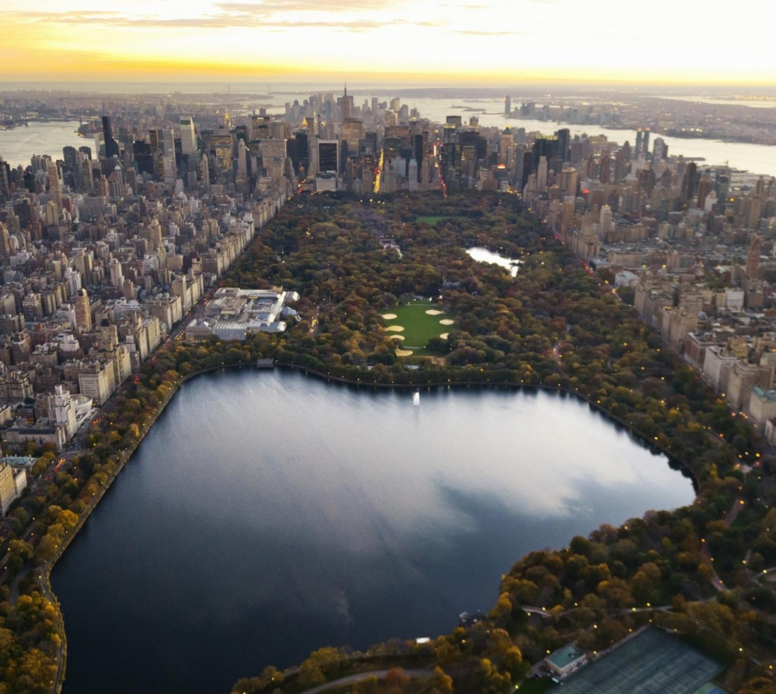 Vue aérienne d'une ville avec un lac et une ville en arrière-plan (central park, manhattan, new york, nyc)