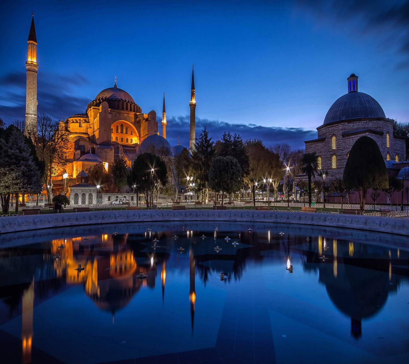 Uma vista de um grande prédio com uma torre de relógio ao fundo (mesquita azul, istanbul gece, noite em istambul, sultanahmet)