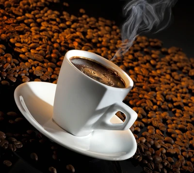 Frisch gebrühter Kaffee mit dampfendem Aroma