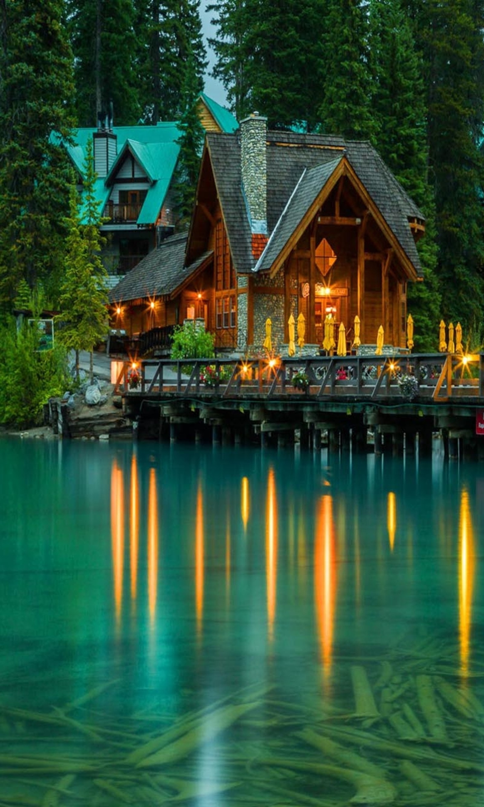 Uma cabana à beira de um lago com um cais e um barco (cabine, esmeralda, floresta, hd, lago)