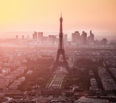 Eiffelturm bei Sonnenuntergang über der Pariser Skyline