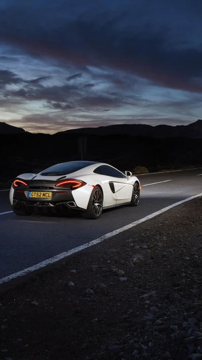 McLaren 650S en una carretera serena de noche