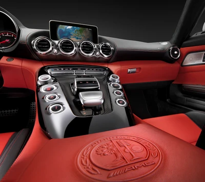 Interior lujoso del Mercedes AMG GT con cuero rojo y controles avanzados