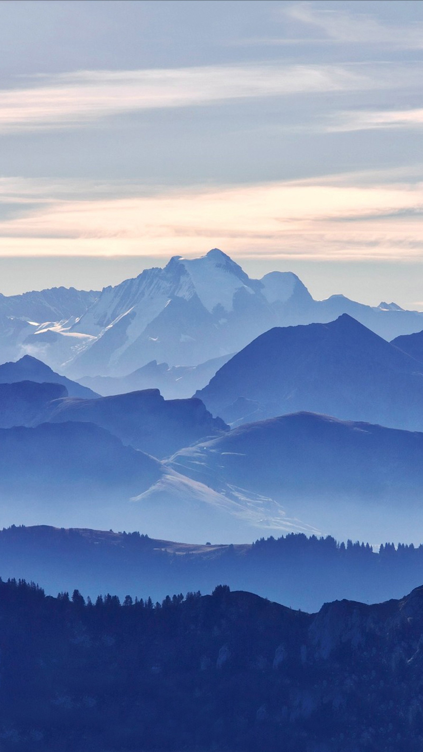 Montagnes avec quelques nuages dans le ciel et un avion volant au-dessus d'elles (bleu, montagnes)