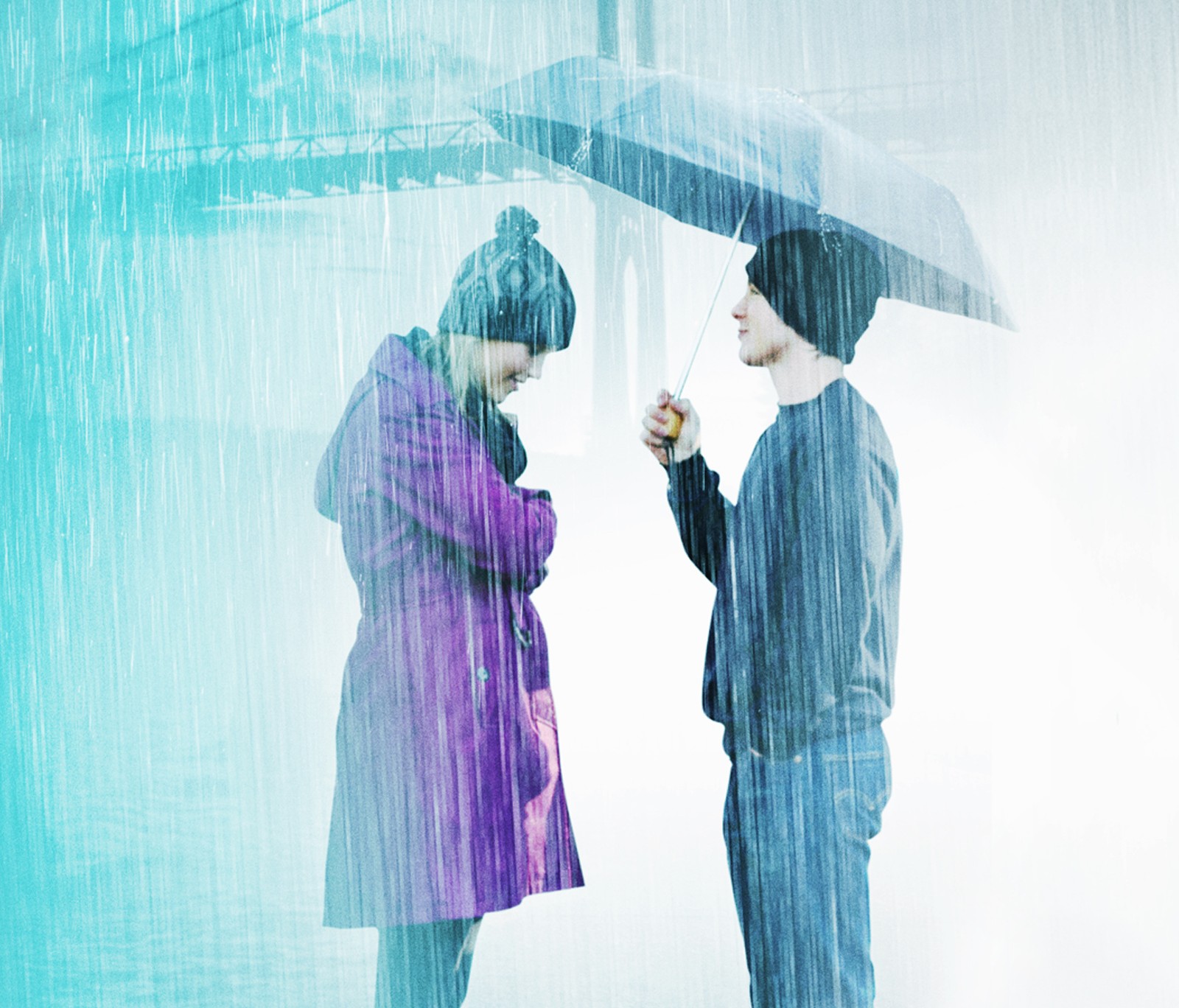 Zwei personen stehen im regen mit einem regenschirm (blau, gf)