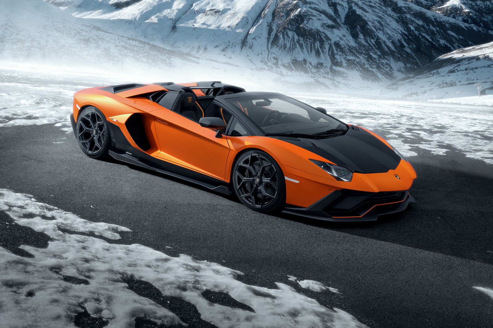 Un lamborghini roadster naranja conduciendo por una carretera nevada (lamborghini aventador lp 780 4 ultimae roadster, novitec, 2023, 5k, 8k)