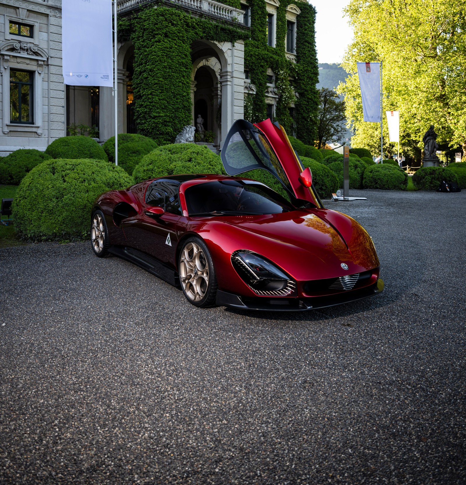 Um close de um carro esportivo vermelho estacionado em frente a um prédio (alfa romeo 33 stradale, 5k, carro esportivo, 2024, carros)