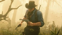 Arthur Morgan en un bosque brumoso con revólver – Red Dead Redemption 2