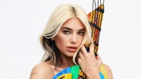 Dua Lipa embeleza a capa da revista Elle com uma declaração de moda vibrante