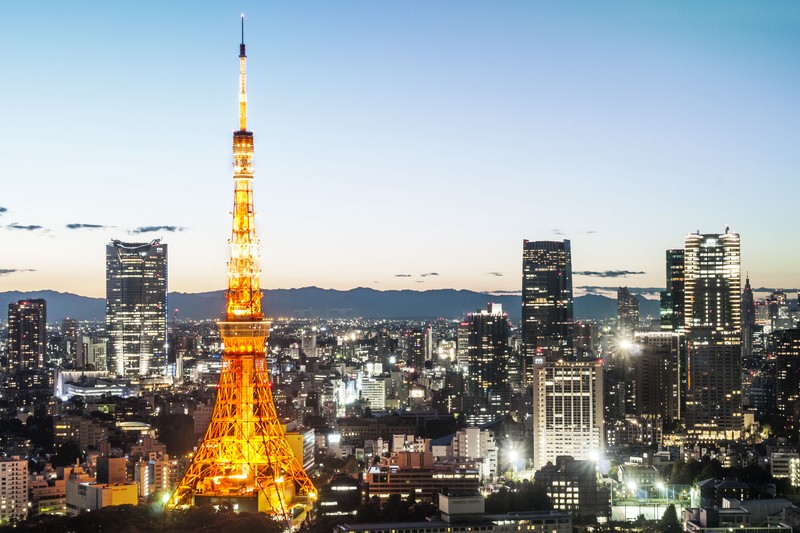 Арабский вид на город ночью с высоким зданием (токийская башня, tokyo tower, эйфелева башня, городской пейзаж, город)