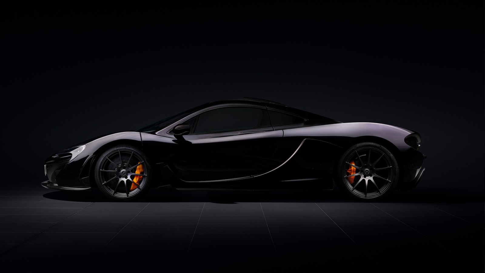 Voiture de sport noire et orange dans une pièce sombre (mclaren p1, 8k, voitures noires, arrière plan sombre, 5k)