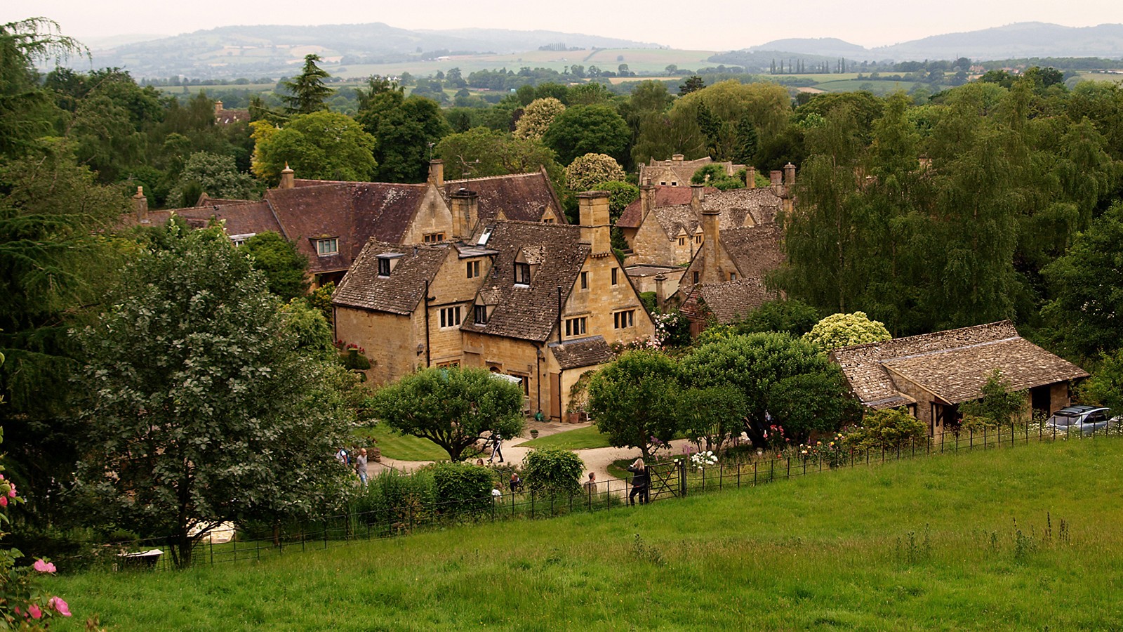 Visão selvagem de uma grande casa com muitas árvores (aldeia montanhosa, aldeia, área rural, árvore, londres)