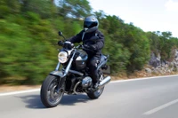 Motocicleta BMW R1200R en movimiento en carretera escénica