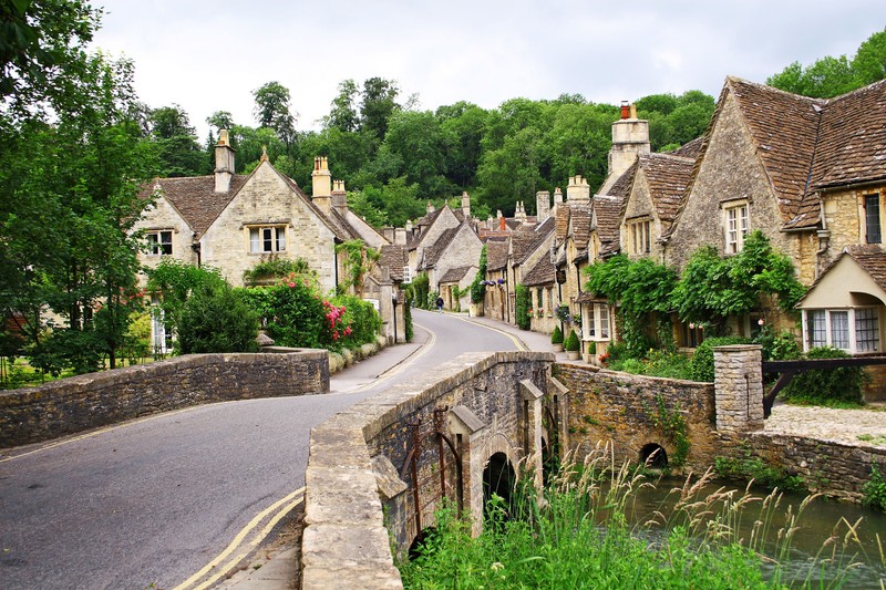 Арочный каменный мост над узкой улицей в деревне (бибури, bibury, здание, собственность, недвижимость)