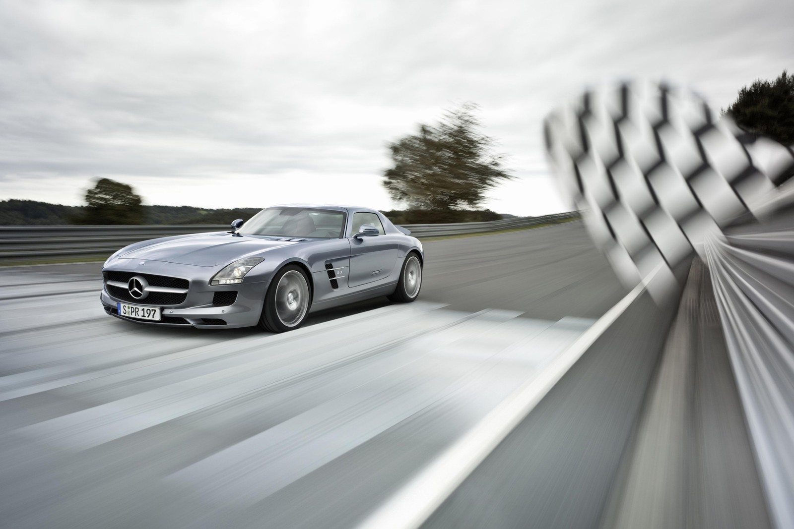 Gros plan d'une voiture argentée roulant sur une route (voiture, salon international de lautomobile en allemagne, supersportive, voiture de sport, mercedes benz s class)