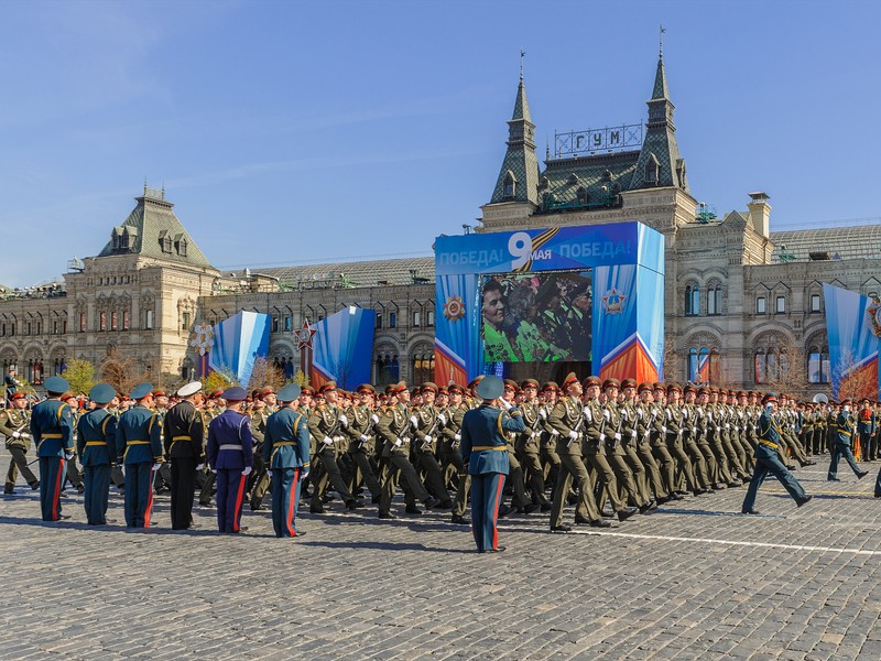 Группа солдат марширует в строю перед зданием (отряд, москва, городская площадь, город)