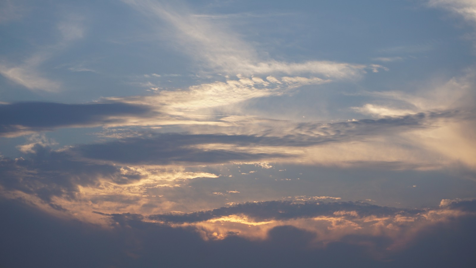 Des girafes volant dans le ciel au coucher du soleil avec quelques nuages (nuage, cumulus, matin, ensoleillement, lever de soleil)