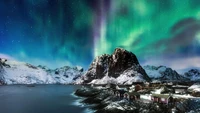 Encantadora aurora boreal sobre montanhas norueguesas