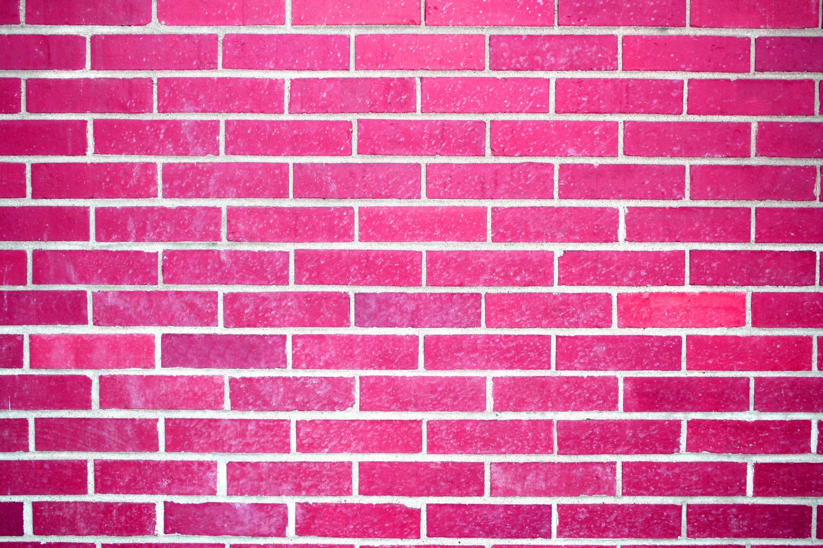 Un primer plano de una pared de ladrillo rojo con un hidrante (pared, ladrillo, textura, mampostería, rosa)