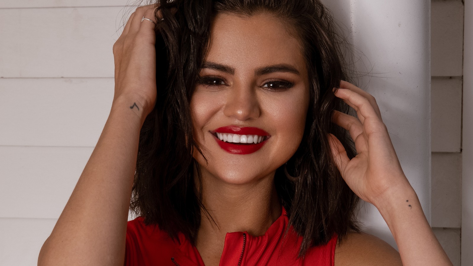 Mujer jirafa en un vestido rojo posando para una foto (selena gomez, cantante, celebridad, sonrisa, mujeres)