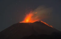 tipos de erupciones volcánicas, volcán, lava, volcán en escudo, estratovolcán