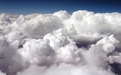 Nuages cumulus majestueux dans un ciel bleu clair