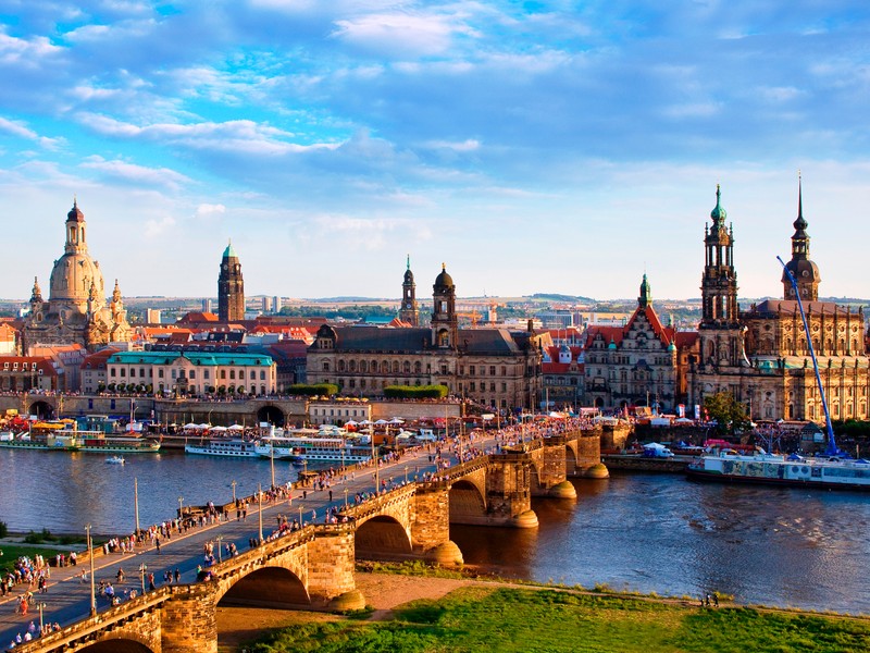 Аркадный мост через реку с городом на заднем плане (дрезден, dresden, берлин, город, достопримечательность)