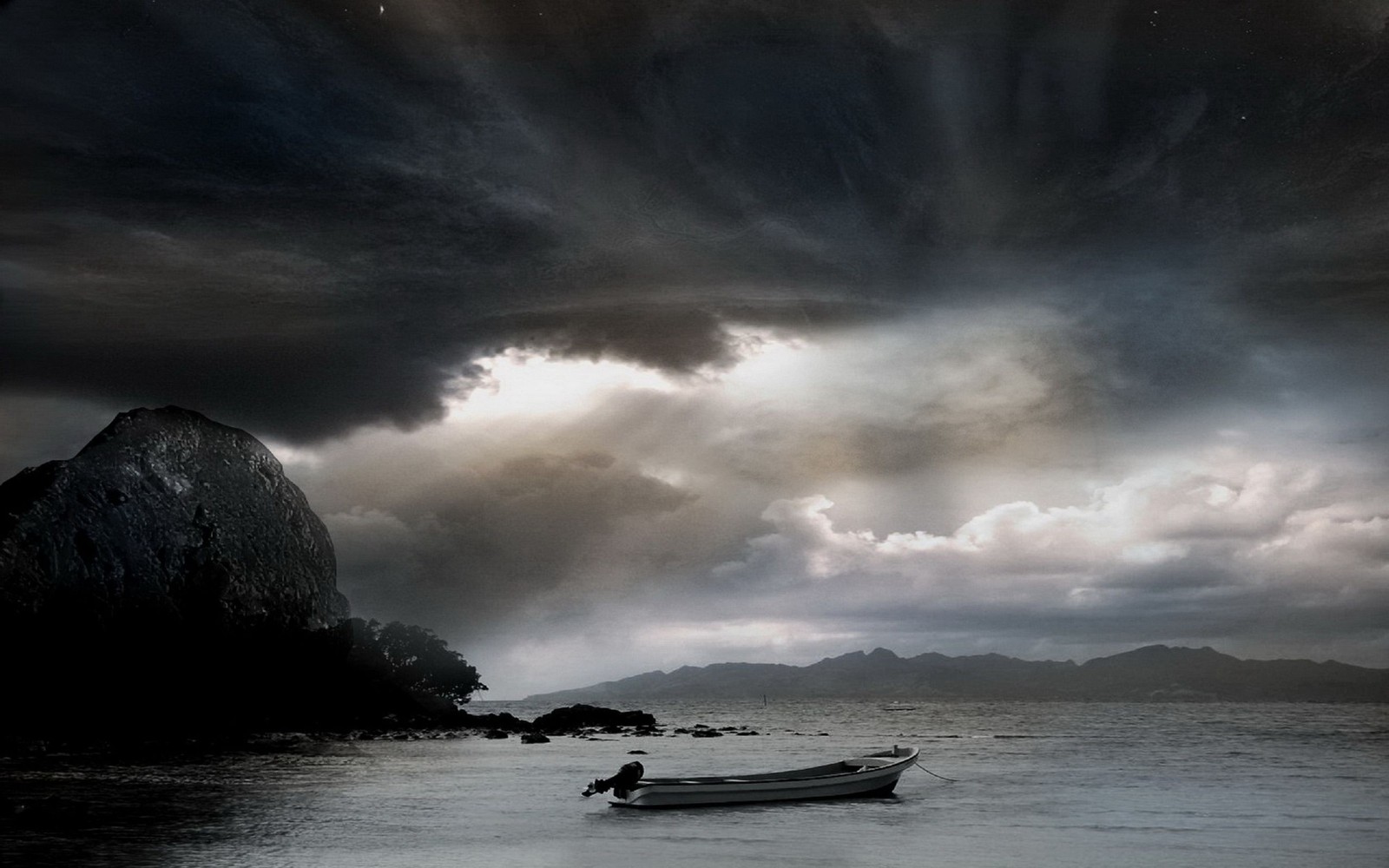 Il y a un bateau qui est dans l'eau sous un ciel nuageux (nuage, eau, mer, supercellule, tempête)