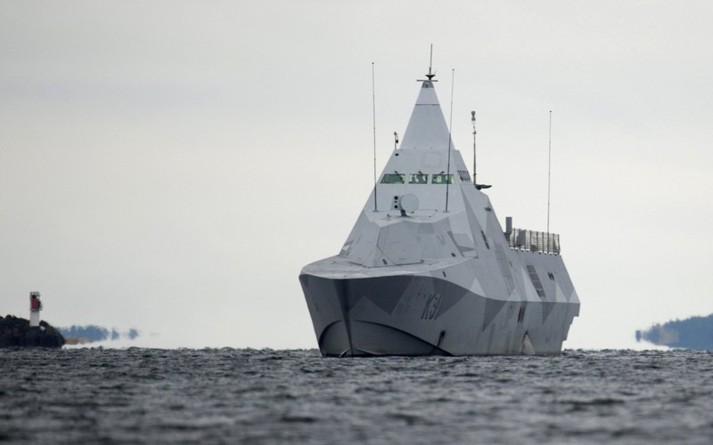 Арабское судно на воде с маленькой лодкой на заднем фоне (подводная лодка, флот, военный корабль, корабль, водное судно)