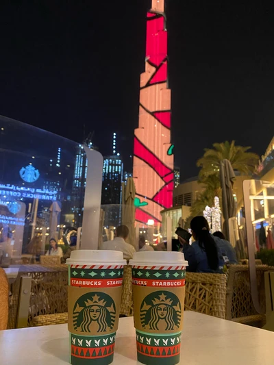 Boissons Starbucks avec le Burj Khalifa illuminé la nuit