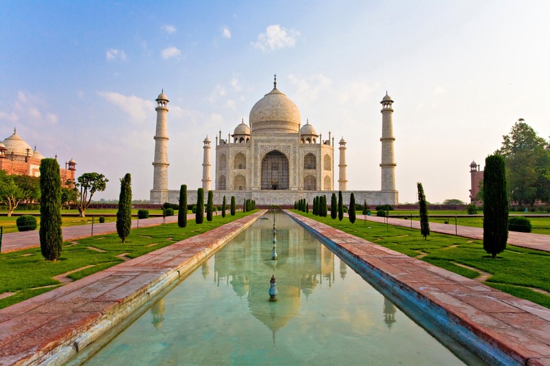 Вид на большое белое здание с бассейном перед ним (тадж махал, ф fort агра, agra fort, достопримечательность, зеркальный пруд)