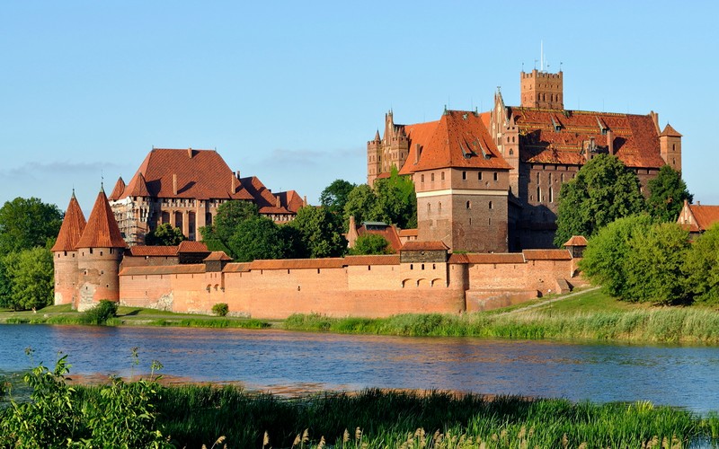 Замок с рвом и рекой перед ним (малборкский замок, malbork castle, замок, укрепление, водный путь)