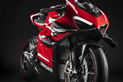 Ducati Superleggera V4: Вершина спортивных мотоциклов в 2021 году на фоне яркого черного цвета.