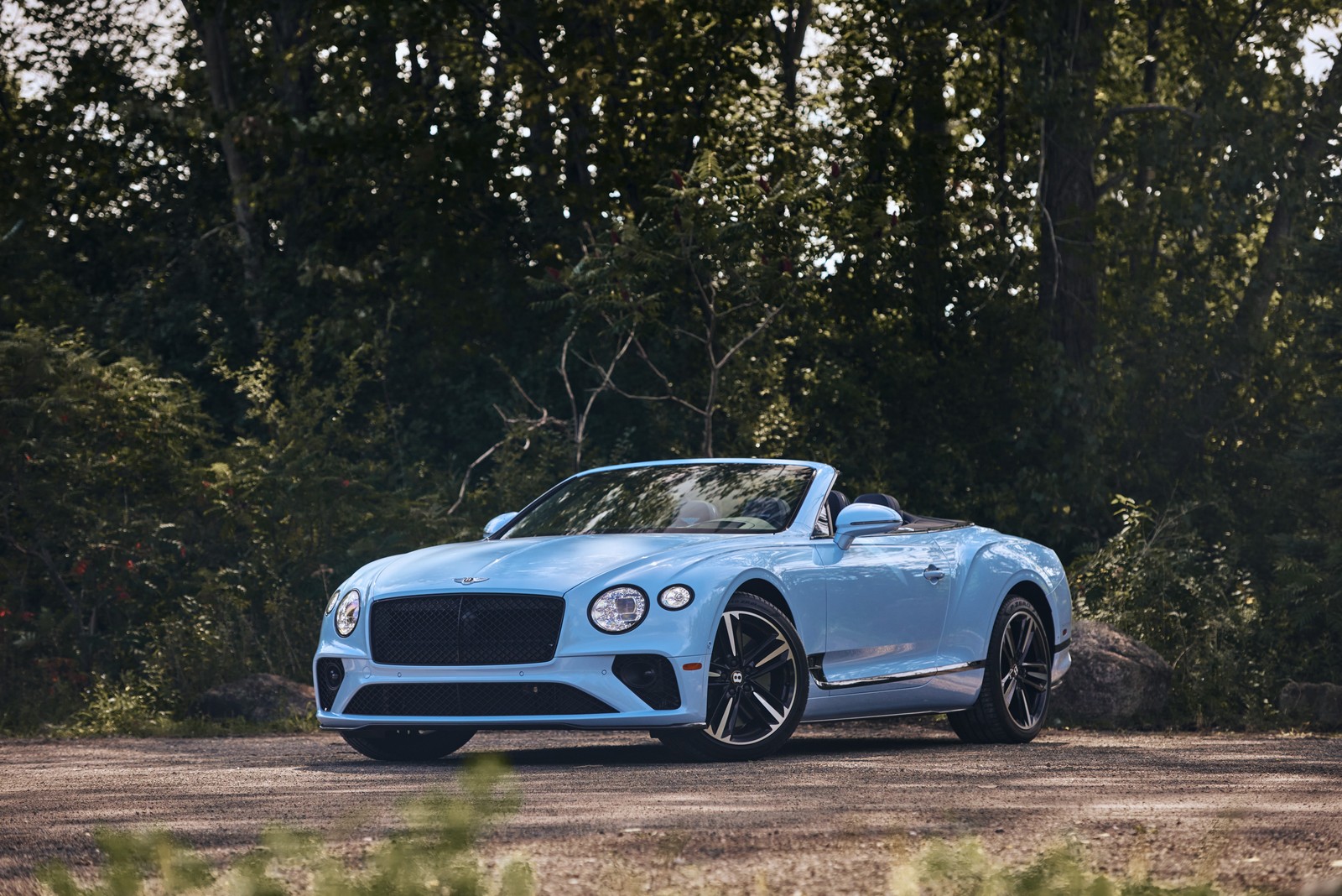 Um conversível azul da bentley estacionado em uma estrada de terra na frente de árvores (bentley continental gt, conversível, 2020, 5k, 8k)