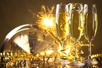 Brindis por Nuevos Comienzos: Celebración con Champán y Cuenta Regresiva del Reloj